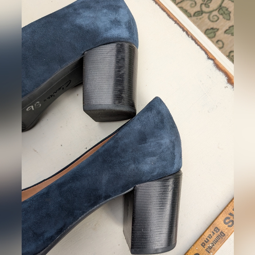 CLARKS 7.5 Artisan Suede Tarah Brae Colorblock Navy Blue Green Block Heels Pumps - Picture 4 of 14